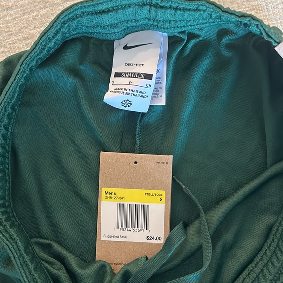 NWT Nike Slim Fit green shorts - Picture 2 of 4